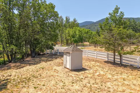 Exterior - 357 Reiten Dr, Ashland, OR 97520 photo 6 of 35