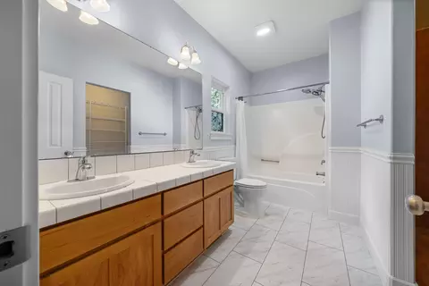 Bath - 20650 Redwing Ln, Bend, OR 97702 photo 2 of 5