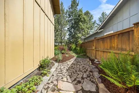 Exterior - 20650 Redwing Ln, Bend, OR 97702 photo 3 of 9