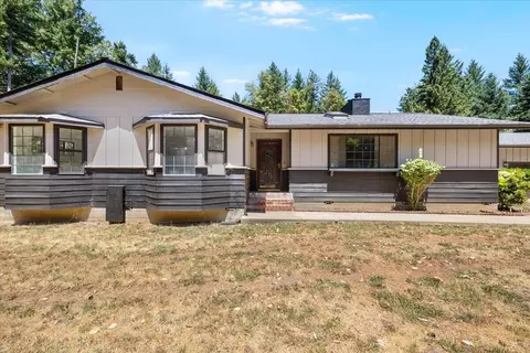 180 White Oak Dr, Cave Junction, OR 97523