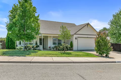 1071 Highlands Dr, Eagle Point, OR 97524