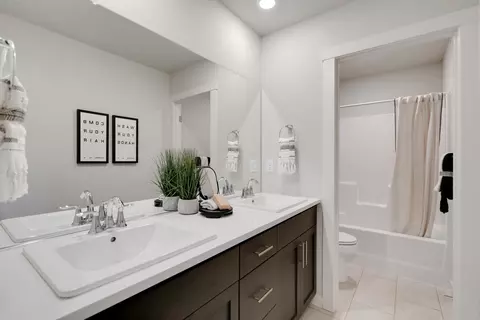 Bath - 63234 Carly Ln, Bend, OR 97701 photo 3 of 4