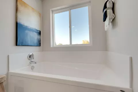 Bath - 63234 Carly Ln, Bend, OR 97701 photo 2 of 4