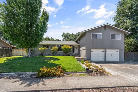 300 White Oak Cir, Medford, OR 97504