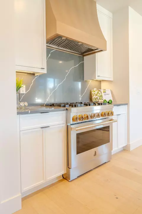 Kitchen - 1142 NW Ochoa Dr, Bend, OR 97703 photo 4 of 6
