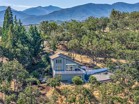 3235 Carriage Dr, Medford, OR 97501