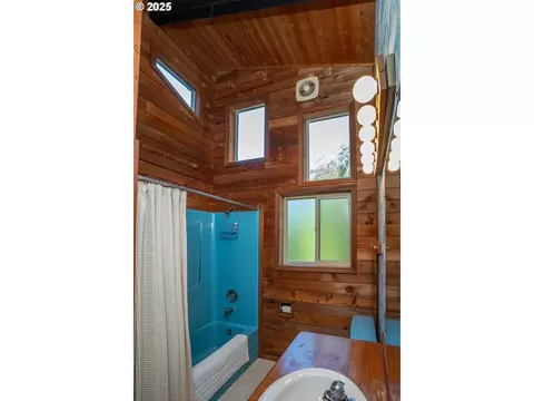 Bath - 88179 3rd Ave, Florence, OR 97439 photo 2 of 4