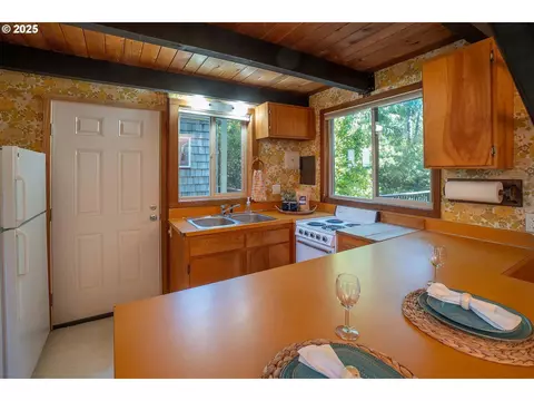 Kitchen - 88179 3rd Ave, Florence, OR 97439 photo 2 of 5