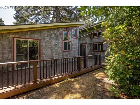 Exterior - 88179 3rd Ave, Florence, OR 97439 photo 2 of 10