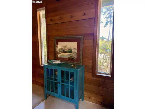 Entry Way - 88179 3rd Ave, Florence, OR 97439 photo 1 of 2