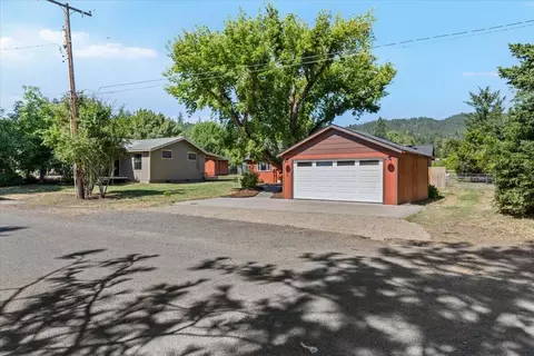 2997 Sunnyvale Dr, Central Point, OR 97502