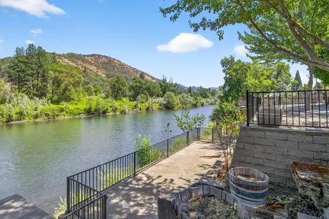 5508 Rogue River Hwy, Gold Hill, OR 97525