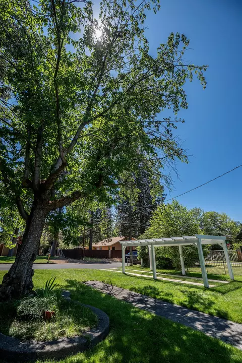 Exterior - 532 NE Quimby Ave, Bend, OR 97701 photo 5 of 11