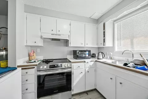 Kitchen - 316 W 3rd St, Phoenix, OR 97535 photo 2 of 4