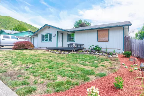 1007 NE Primrose Pl, Grants Pass, OR 97526