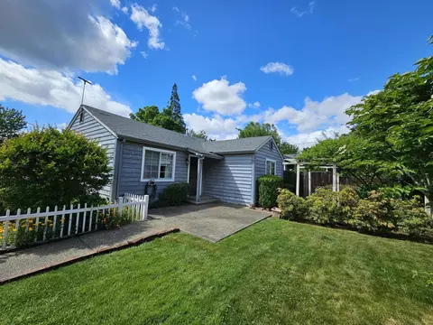 1040 NE Madrone St, Grants Pass, OR 97526
