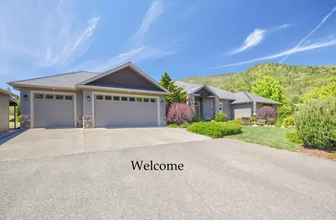 308 Crume Dr, Grants Pass, OR 97526