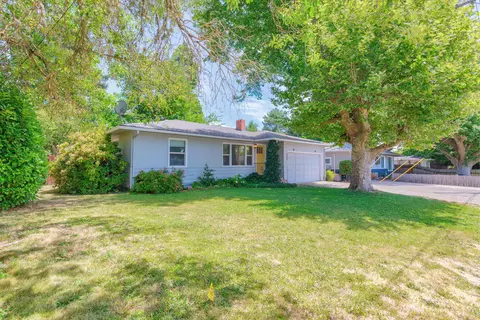 425 NE Baker Dr, Grants Pass, OR 97526