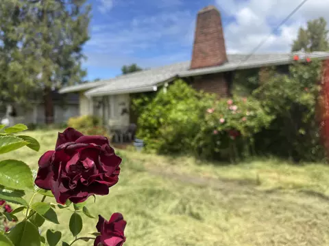 406 SE M St, Grants Pass, OR 97526
