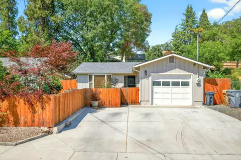 1010 NW B St, Grants Pass, OR 97526