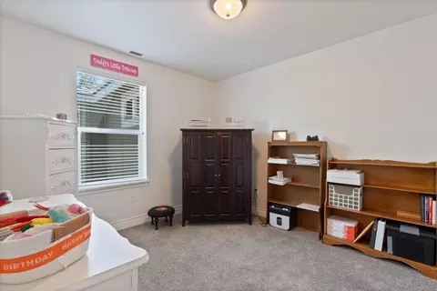 Bedroom - 19493 Blue Lake Loop, Bend, OR 97702 photo 3 of 4