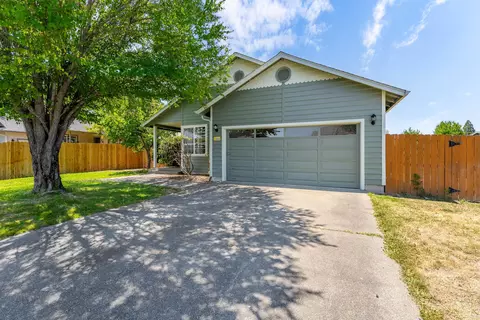 1054 Rainwood Ln, Grants Pass, OR 97527