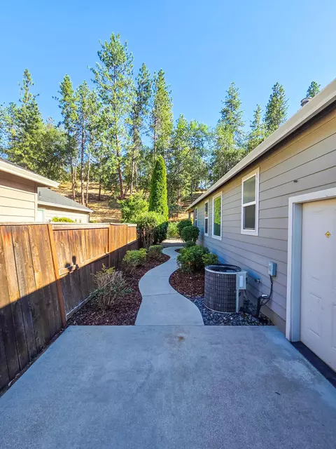 Exterior - 244 Arrowhead Trl, Eagle Point, OR 97524 photo 2 of 4