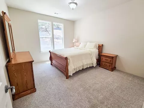 Bedroom - 244 Arrowhead Trl, Eagle Point, OR 97524 photo 4 of 5
