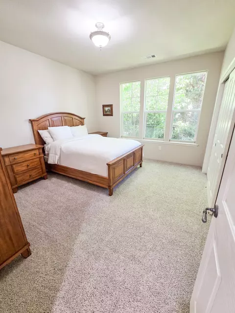 Bedroom - 244 Arrowhead Trl, Eagle Point, OR 97524 photo 3 of 5