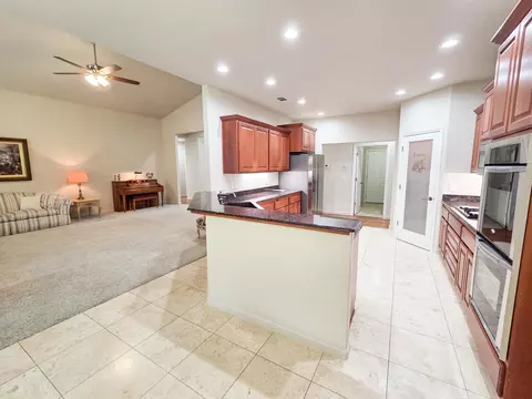 Kitchen - 244 Arrowhead Trl, Eagle Point, OR 97524 photo 2 of 4