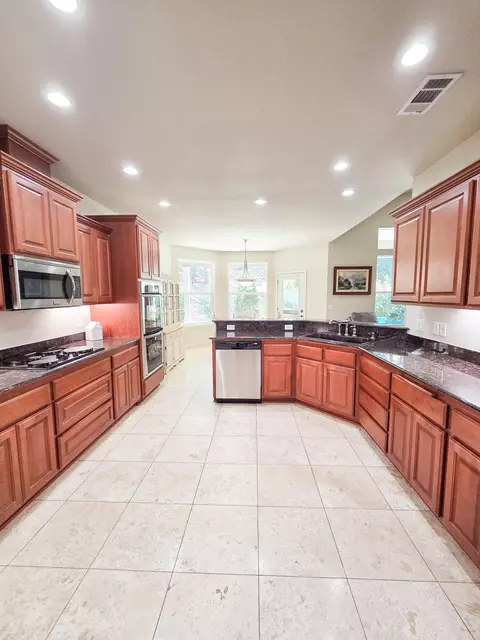 Kitchen - 244 Arrowhead Trl, Eagle Point, OR 97524 photo 4 of 4