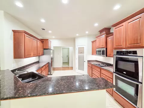 Kitchen - 244 Arrowhead Trl, Eagle Point, OR 97524 photo 3 of 4