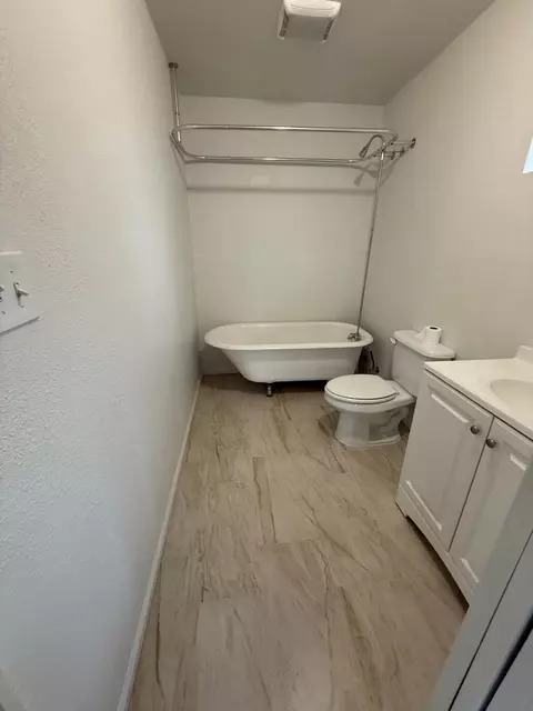 Bath - 7238 Teal Dr, Bonanza, OR 97623 photo 2 of 3