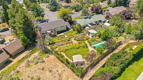 View/Area - 2003 Kimberly Dr, Klamath Falls, OR 97603 photo 5 of 8