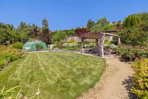 Exterior - 2003 Kimberly Dr, Klamath Falls, OR 97603 photo 7 of 14