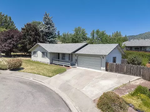 910 NW Carol Dr, Grants Pass, OR 97526