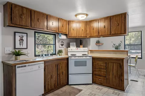 15890 Parkway Dr, La Pine, OR 97739 photo 5