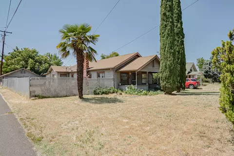 13 Kenwood Ave, Medford, OR 97501