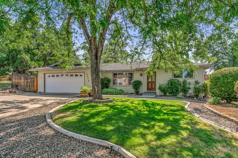 2472 Bora Bora Way, Medford, OR 97504