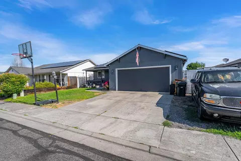 611 Andrea Way, Eagle Point, OR 97524 photo 4