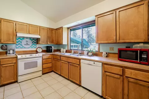 Kitchen - 20640 Kandi Ct, Bend, OR 97701 photo 2 of 5