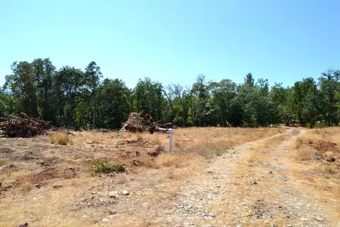 779 Harris Rd, Grants Pass, OR 97526 photo 2