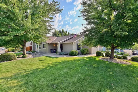 96 Mountain View Dr, Phoenix, OR 97535
