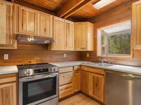 Kitchen - 15675 Twin Dr, La Pine, OR 97739 photo 2 of 3