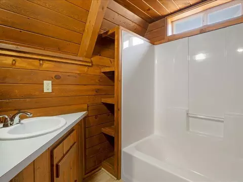 Bath - 15675 Twin Dr, La Pine, OR 97739 photo 1 of 2