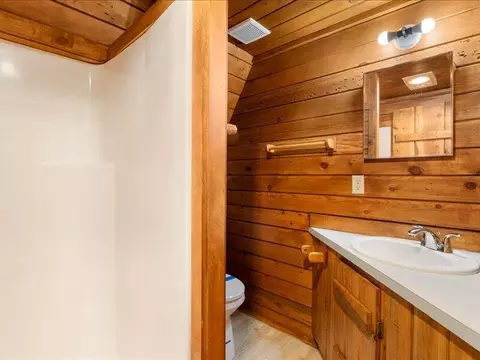Bath - 15675 Twin Dr, La Pine, OR 97739 photo 2 of 2