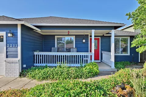2211 Arlington Dr, Medford, OR 97501