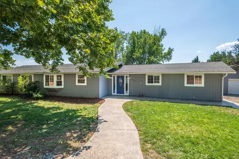 771 Rainbow Dr, Grants Pass, OR 97526