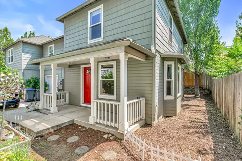835 Blackberry Ln, Ashland, OR 97520
