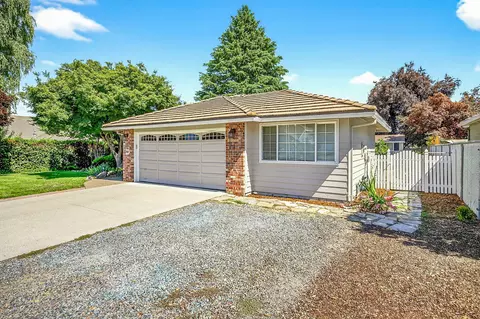 760 Annalee Dr, Central Point, OR 97502 photo 2